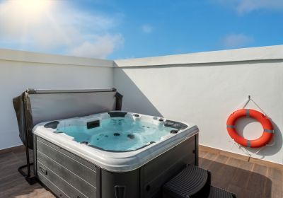 Protects the spa from damage.